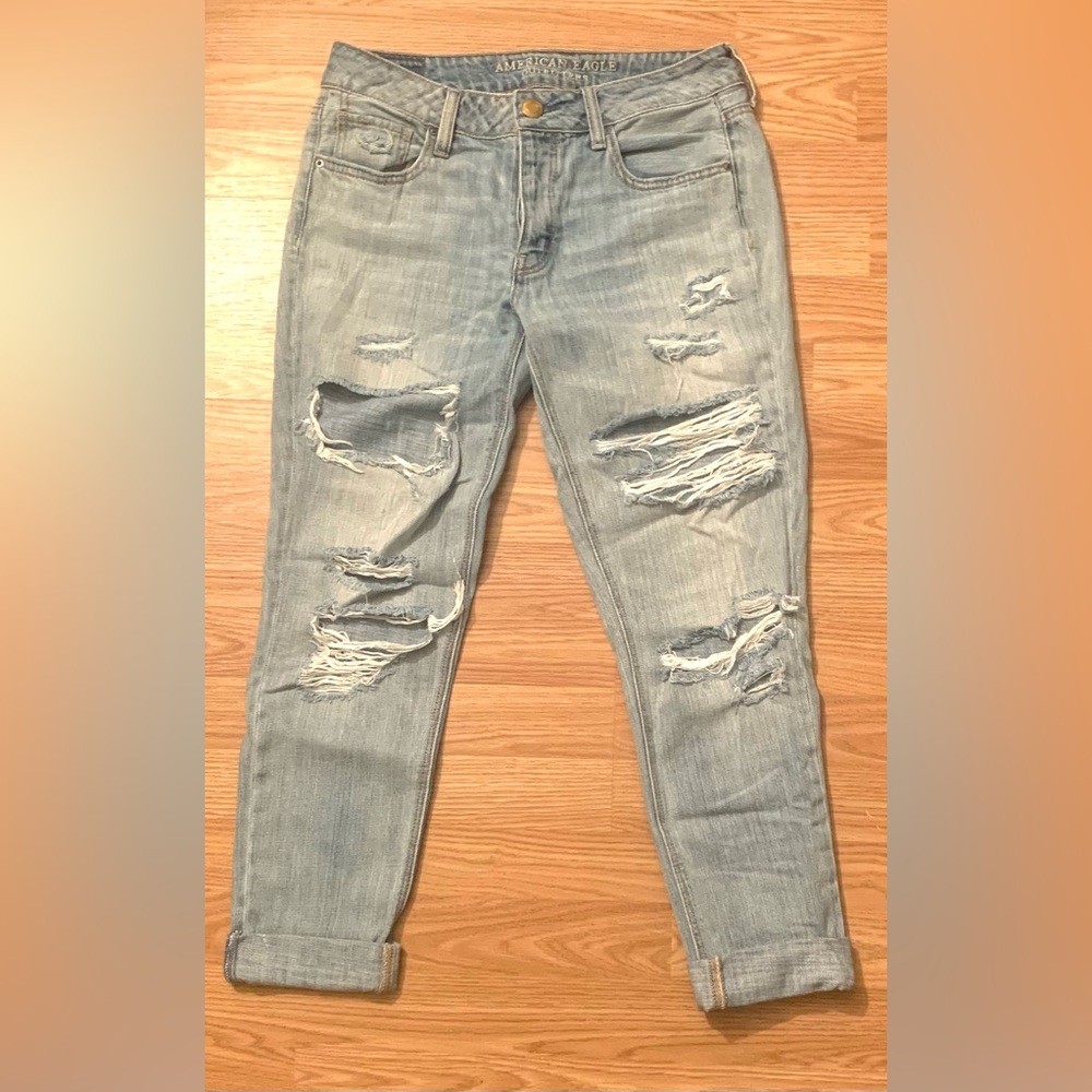 American Eagle Light Wash Tomgirl Jeans (Distressed)